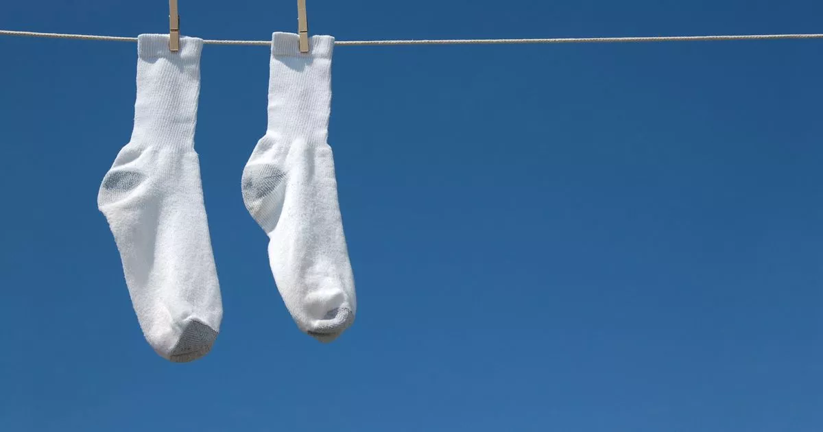 Ich gebe 4 Esslöffel davon in die Badewanne – und selbst die abgenutztesten Socken werden wieder weiß wie der erste Schnee: ein einfacher und nützlicher Lifehack.