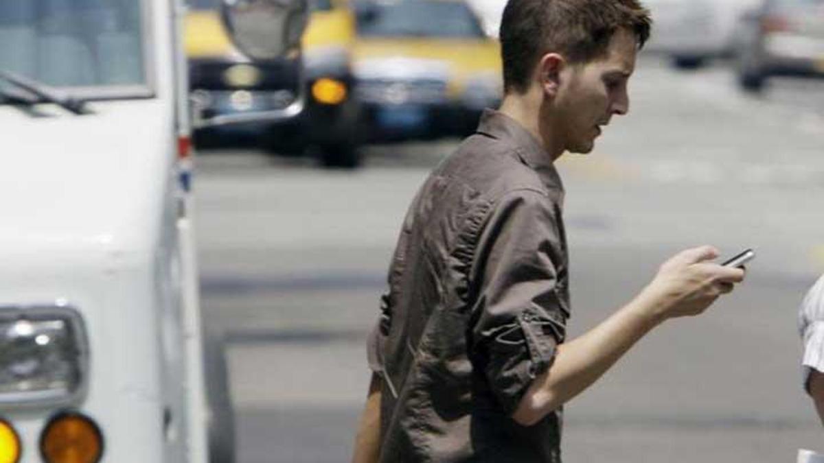 Die psychologische Bedeutung des Winkens mit der Hand an Autofahrer beim Überqueren der Straße.