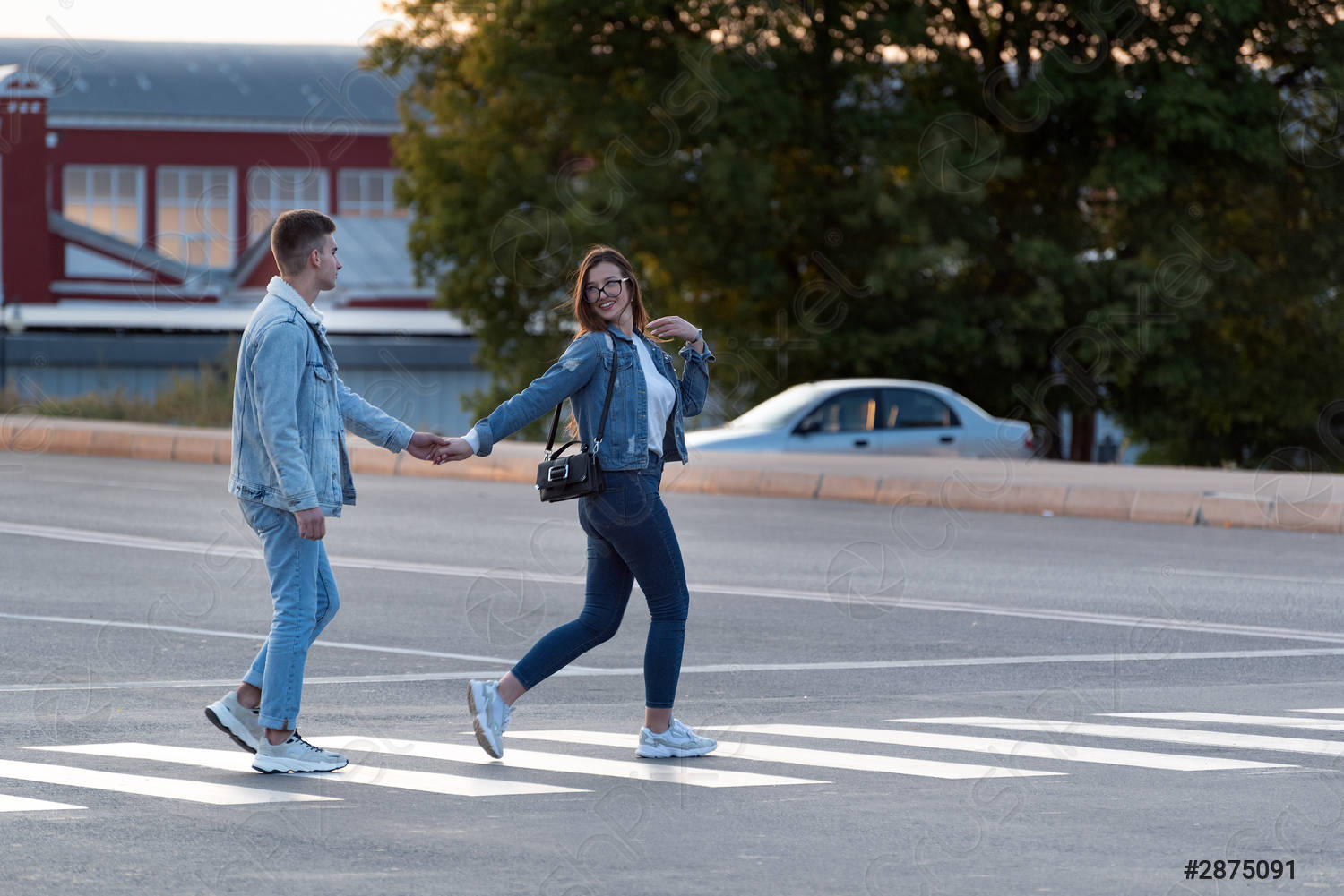 Die psychologische Bedeutung des Winkens mit der Hand an Autofahrer beim Überqueren der Straße.