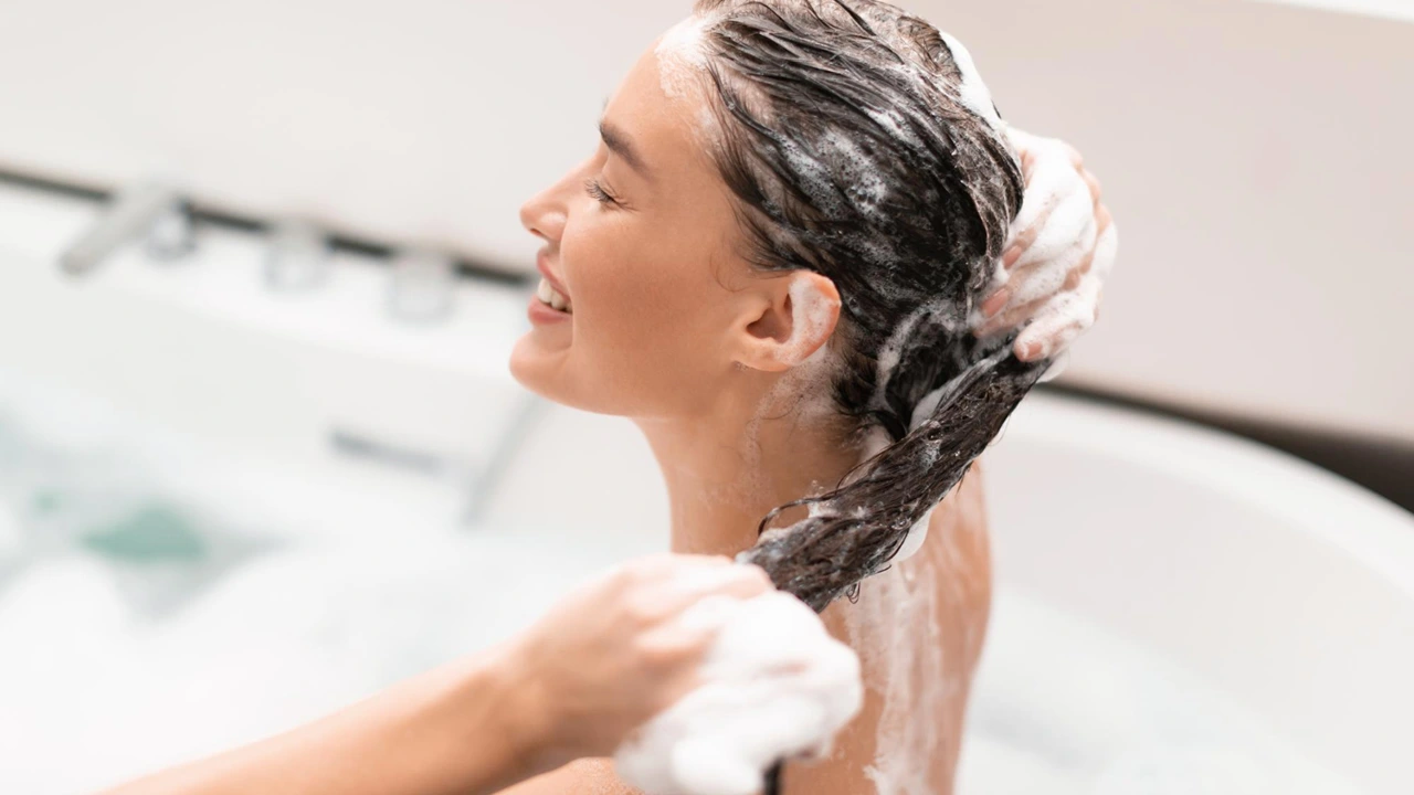 Haare unter der Dusche oder mit dem Kopf nach unten waschen? Das ist ein großer Unterschied (und nur wenige wissen das).