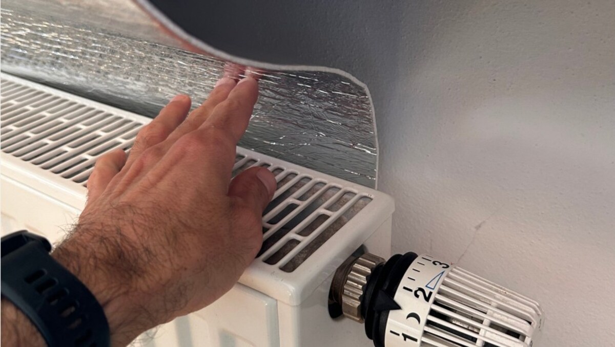 Während der Heizperiode hole ich es aus der Schublade und lege es hinter den Heizkörper. Die Heizkosten sinken deutlich.