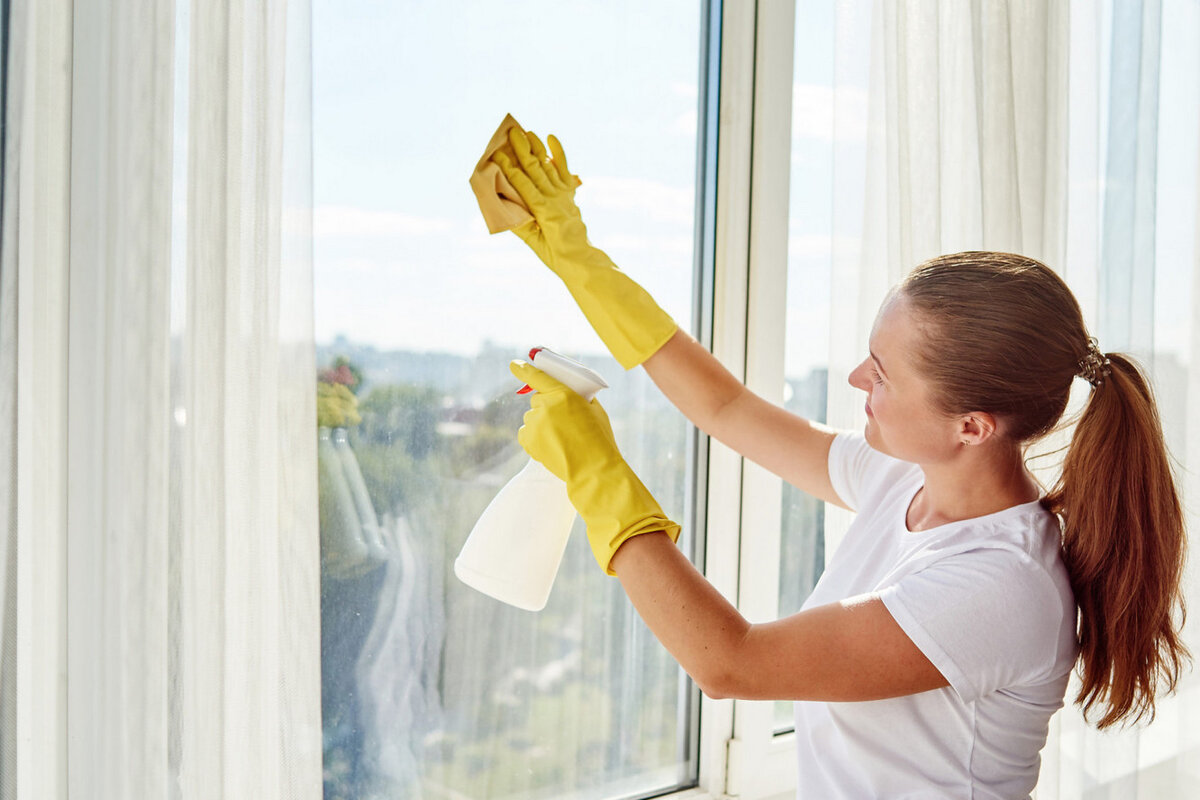 Experten sind sich einig: „Reinigen Sie Glasflächen auf keinen Fall mit Küchenpapier“ (und andere professionelle Tipps)