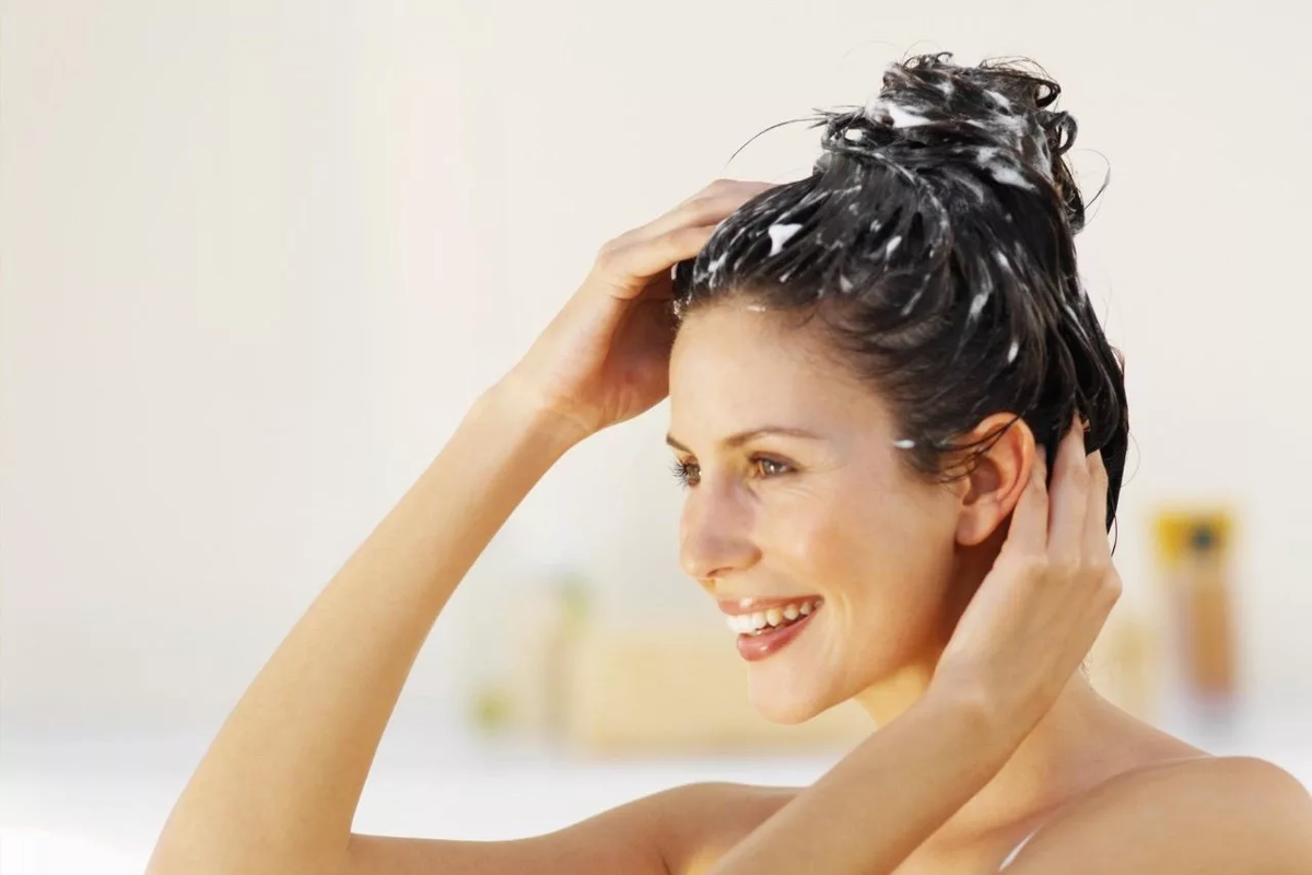 Aufkochen und auf das Haar auftragen. Es wird glatt und glänzend wie nach einer professionellen Laminierung.