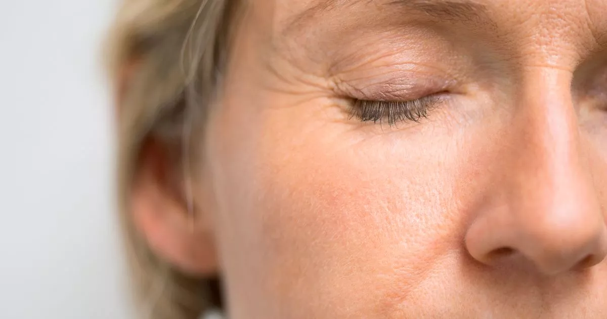 „Bügeleisen” für Falten. Reiben Sie täglich einige Tropfen in die Gesichtshaut ein.