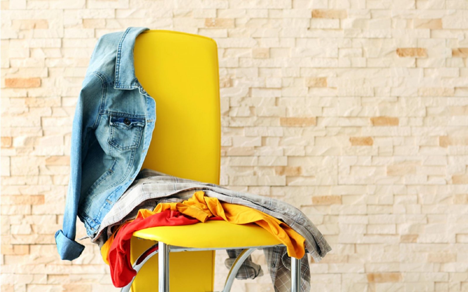 Auf Wiedersehen, Stühle mit Kleidung im Schlafzimmer: ein neuer, eleganterer und multifunktionaler Trend