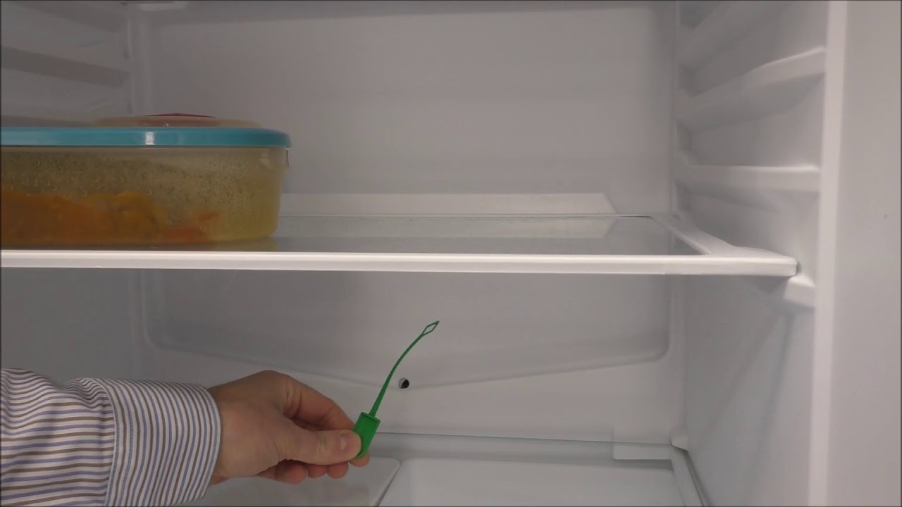 Nur wenige Menschen wissen, wozu die kleine Öffnung im Gefrierfach des Kühlschranks dient.