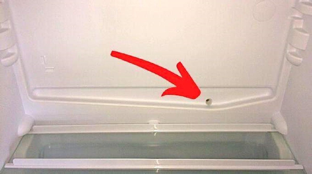 Nur wenige Menschen wissen, wozu die kleine Öffnung im Gefrierfach des Kühlschranks dient.